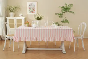 Vue détaillée de la nappe en coton rayée rose et blanche style pastoral français avec volants.