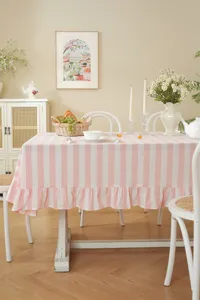 Nappe de table rayée en coton lavé style pastoral français avec bord à volants détail.