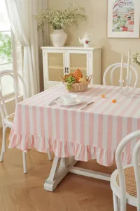 Nappe en coton rayée rose et blanc style champêtre français avec de charmants volants.