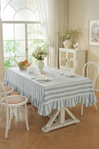 Nappe de table style campagnard français à rayures bleu et blanc avec bord volanté