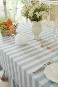 Nappe de table en coton rayée bleu et blanc style pastoral français avec bord à volants.