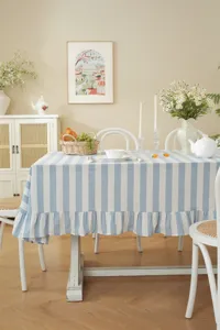 Vue détaillée de la nappe en coton à rayures bleues et blanches de style champêtre français.