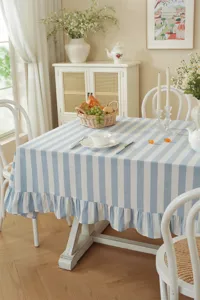 Détail de nappe en coton à rayures style campagne française avec jolie décoration.