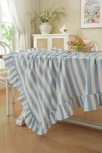 Vue détaillée de la nappe en coton à rayures bleu et blanc de style pastoral français avec volants.