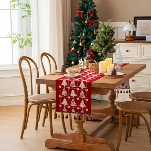 Festivo runner da tavolo di Natale rosso con motivo di alberi in jacquard e nappe eleganti.