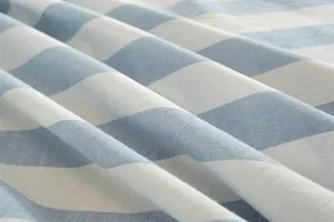 Détail de tissu en coton rayé style champêtre français, textile lavé doux pour décoration.