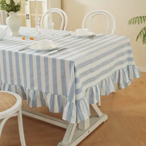 Nappe de table en coton rayé bleu et blanc de style pastoral avec bord volanté.