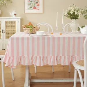Nappe de table en coton à rayures roses et blanches style champêtre avec ourlet volanté.