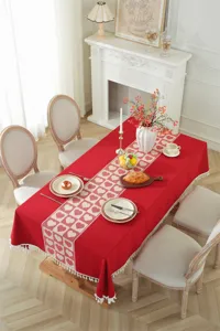 Mantel jacquard corazones rojos flecos borla, detalle cubierta mesa comedor estilo vintage boda.
