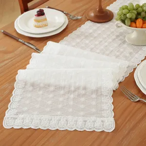 Weisser baumwolle spitze tischlaeufer und tischset, elegante blumenstickerei, esstisch deko.