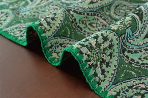 Vue detaillee du tissu de nappe jacquard paisley retro americain, texture verte.