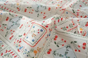 Dettaglio di tessuto jacquard in cotone stile francese con eleganti motivi floreali e di frutta.