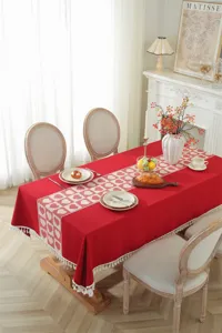 Mantel jacquard rojo con corazones y borlas, ideal para bodas y decoración de mesas festivas.