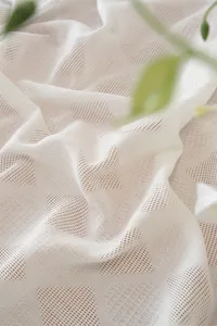 Weisse Polyester geometrische Gitter Tischdecke minimalistischer hohler Stoff fuer Teetisch.