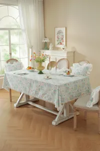 Dettaglio di una bellissima tovaglia jacquard in cotone francese con volant e stampa.