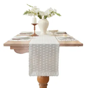 Weißer Spitzen-Tischläufer für den Esstisch, elegante französische bestickte Tischdeko.