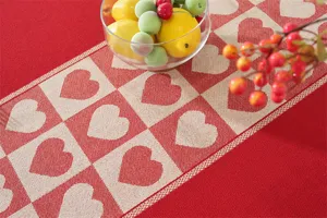 Primer plano del detalle del camino de mesa jacquard con corazones rojos, decoración estilo retro.