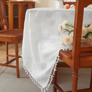 Weißer karierter Tischdeckenschoner mit Quasten, elegante Polyester Tischabdeckung esszimmer.
