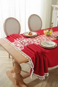 Mantel jacquard rojo con patrón de corazones y borde de borlas, elegante funda de mesa de comedor.