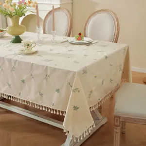 Katoenen tafelloper met bloemenborduursel en elegante kwastjesrand voor de eettafel decoratie