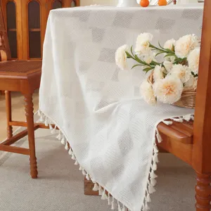 Einfarbige hohle Netz-Tischdecke mit feinem Quastenrand für elegante Esstischdekoration.