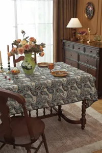 Vue détaillée de la nappe jacquard vintage présentant des motifs floraux paisley complexes.
