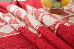 Mantel de jacquard rojo para boda con patrón de corazones, detalle de la cubierta.