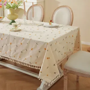 Elegant katoenen geborduurd tafelkleed met bloemmotief en kwastjes voor de eetkamerinrichting