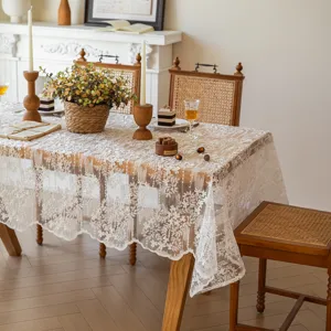Tovaglia rettangolare ricamata in pizzo bianco francese per tavolo da pranzo e sfondo matrimonio.