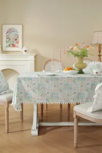 Tovaglia rettangolare in cotone jacquard stile francese con frangia a pon pon e volant.