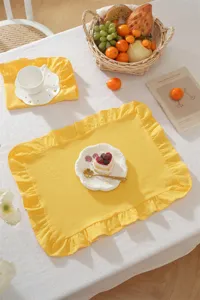 Κίτρινο βαμβακερό σουπλά με βολάν, γαλλικού στιλ, ιδανικό για κομψή διακόσμηση τραπεζιού.
