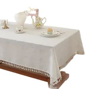 Weißes Polyester Tischtuch mit hohlem Rautenmuster und Fransenrand für elegante Tischdeko.