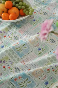 Tovaglia rettangolare stampata in jacquard di cotone francese, motivo floreale vintage.
