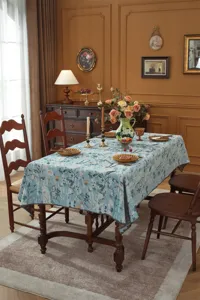 Vue détaillée nappe jacquard vintage motif floral botanique dans une belle salle à manger classique.