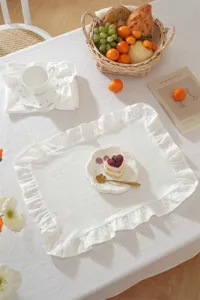Λευκό βαμβακερό σουπλά με βολάν μινιμαλιστικό γαλλικό στυλ διακόσμησης τραπεζιού