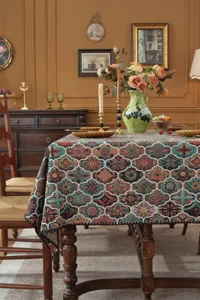 Vue détaillée de la nappe jacquard vintage américaine, belle décoration de salle à manger.