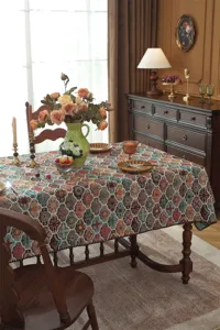 Vue detaille de la nappe jacquard vintage avec motif floral pour la decoration de salle a manger.