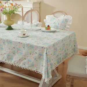 Tovaglia da pranzo rettangolare in cotone jacquard in stile francese con finitura a nappe.