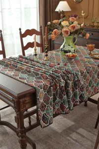 Détail de nappe jacquard vintage avec des motifs floraux et cachemire classiques table.
