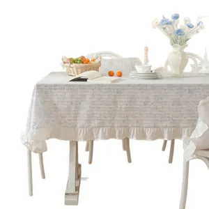 Tovaglia rettangolare in cotone jacquard francese con fiocco e bordo con volant per sala da pranzo.