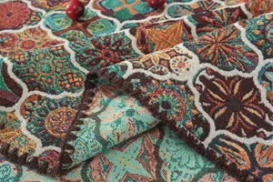 Vue détaillée de la nappe jacquard rétro américaine avec des motifs floraux et cachemire.