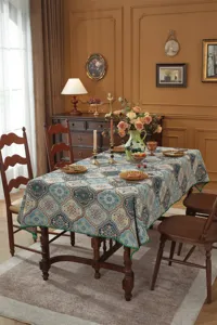 Vue détaillée de la nappe en jacquard rétro dans un magnifique décor de salle à manger.