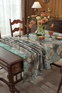 Vue détaillée de la nappe jacquard vintage américaine avec des motifs floraux et cachemire.