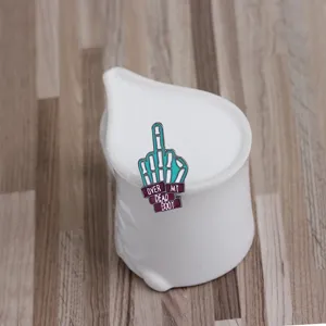 Spilla smaltata con mano di scheletro dito medio punk gioiello alla moda per zaino borsa