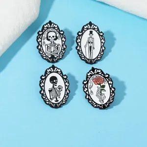 Gros plan détaillé de quatre broches squelette gothiques émaillées avec cadre vintage.