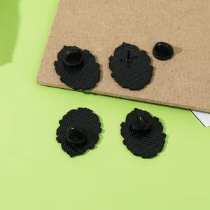 Vue détaillée de l'arrière des épingles en émail noir, fermoir de broche gothique.