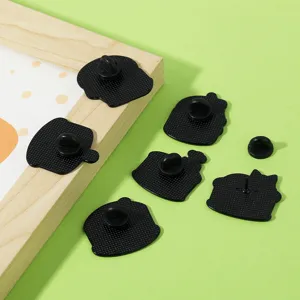 Vue détaillée du dos de jolies broches en émail chat de dessin animé accessoires métal.