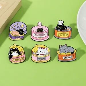 Vue détaillée du set de broches en émail boîte de conserve chat mignon, accessoires.