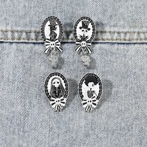 Gros plan détail broches émail squelette gothique, ensemble badge style punk halloween.
