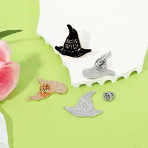 Vista detallada de broches de sombrero de bruja de esmalte con varios acabados para Halloween.